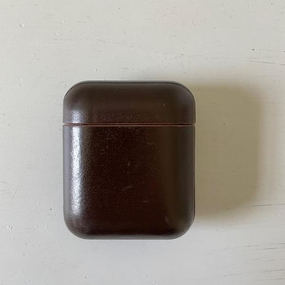 Nomad Rugged Brown Leather Airpods Case - Picture 3 of 3